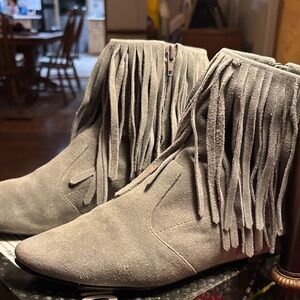 SAM EDELMAN “URSULA” LIGHT GRAY SUEDE FRINGED ANKLE BOOTS 8.5 M